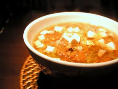 Zuppa cinese di tofu e verdure