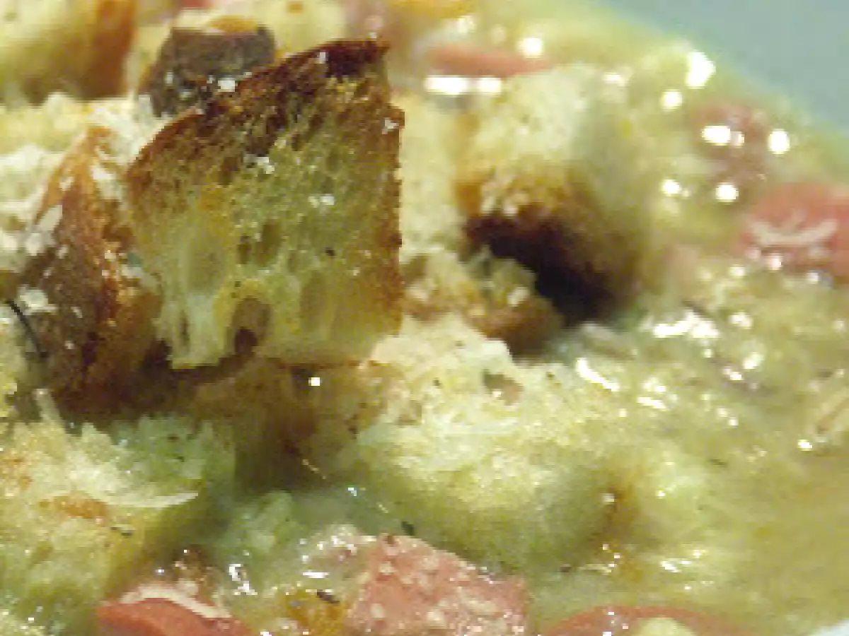 Zuppa d'orzo con legumi, wurstel e crostini tostati