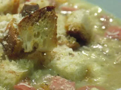 Zuppa d'orzo con legumi, wurstel e crostini tostati
