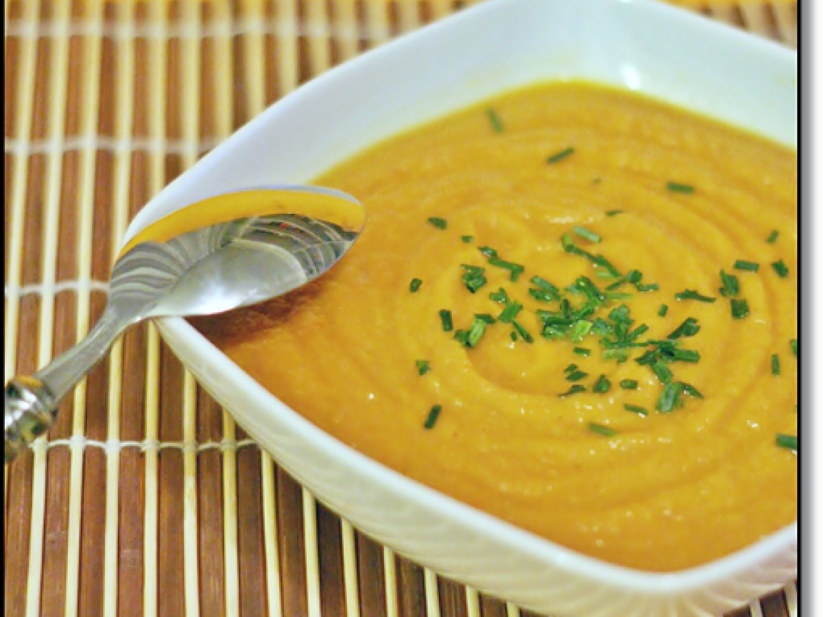 Zuppa di carota e pastinaca all'arancia e zenzero