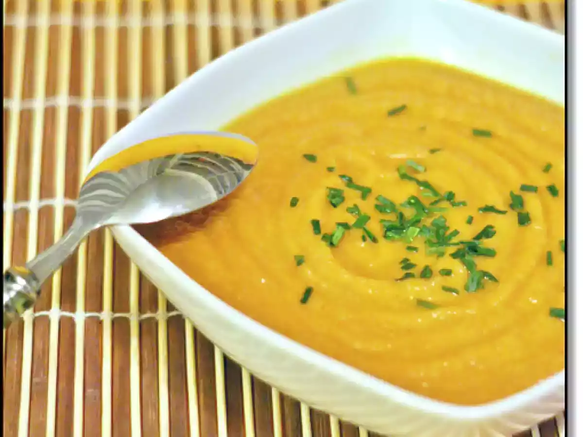 Zuppa di carota e pastinaca all'arancia e zenzero