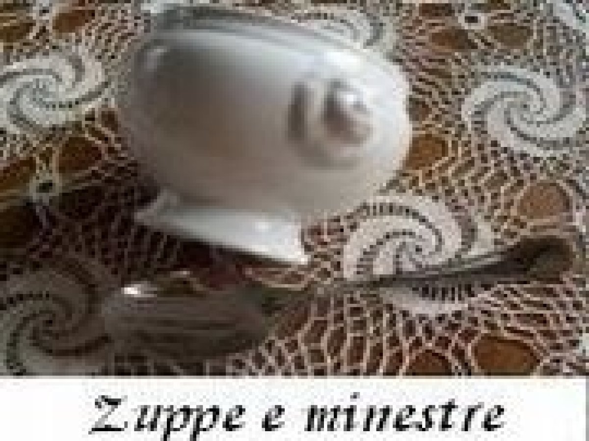 Zuppa di ceci con pane abbrustolito e salsiccia