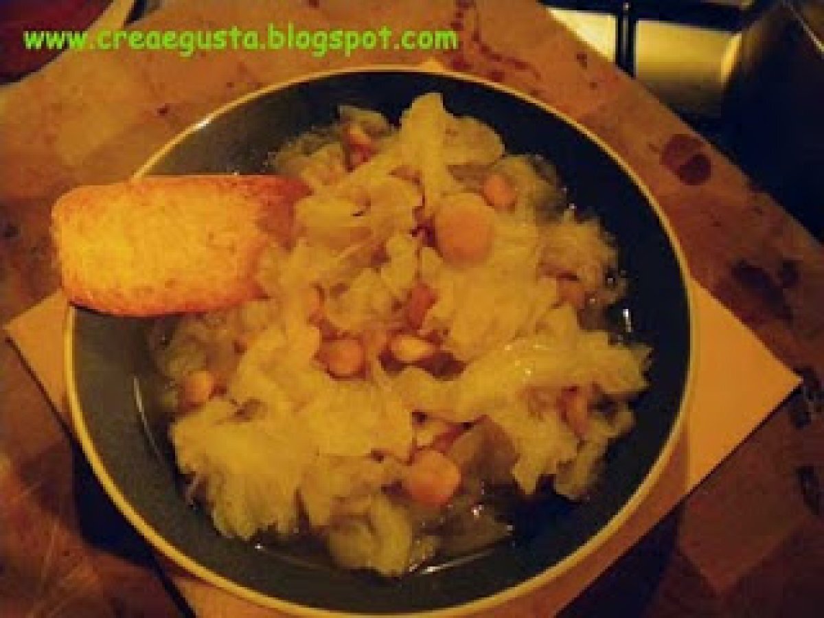 Zuppa di cicerchie con cavolo verza