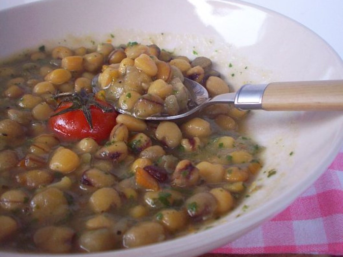 Zuppa di cicerchie con prosciutto crudo