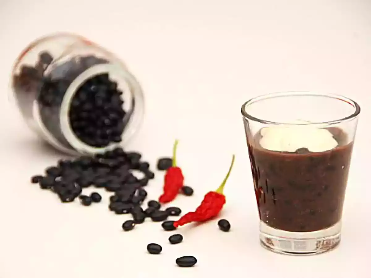 Zuppa di fagioli neri con chili e cumino