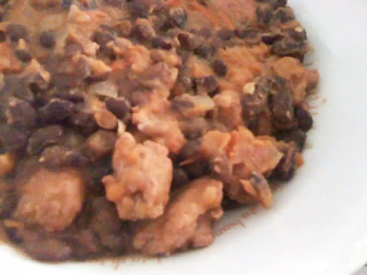 Zuppa di fagioli neri e salsiccia