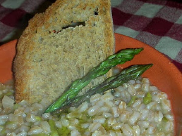 Zuppa di farro con asparagi selvatici