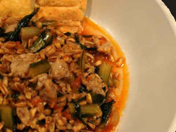 Zuppa di farro con catalogna e salsiccia