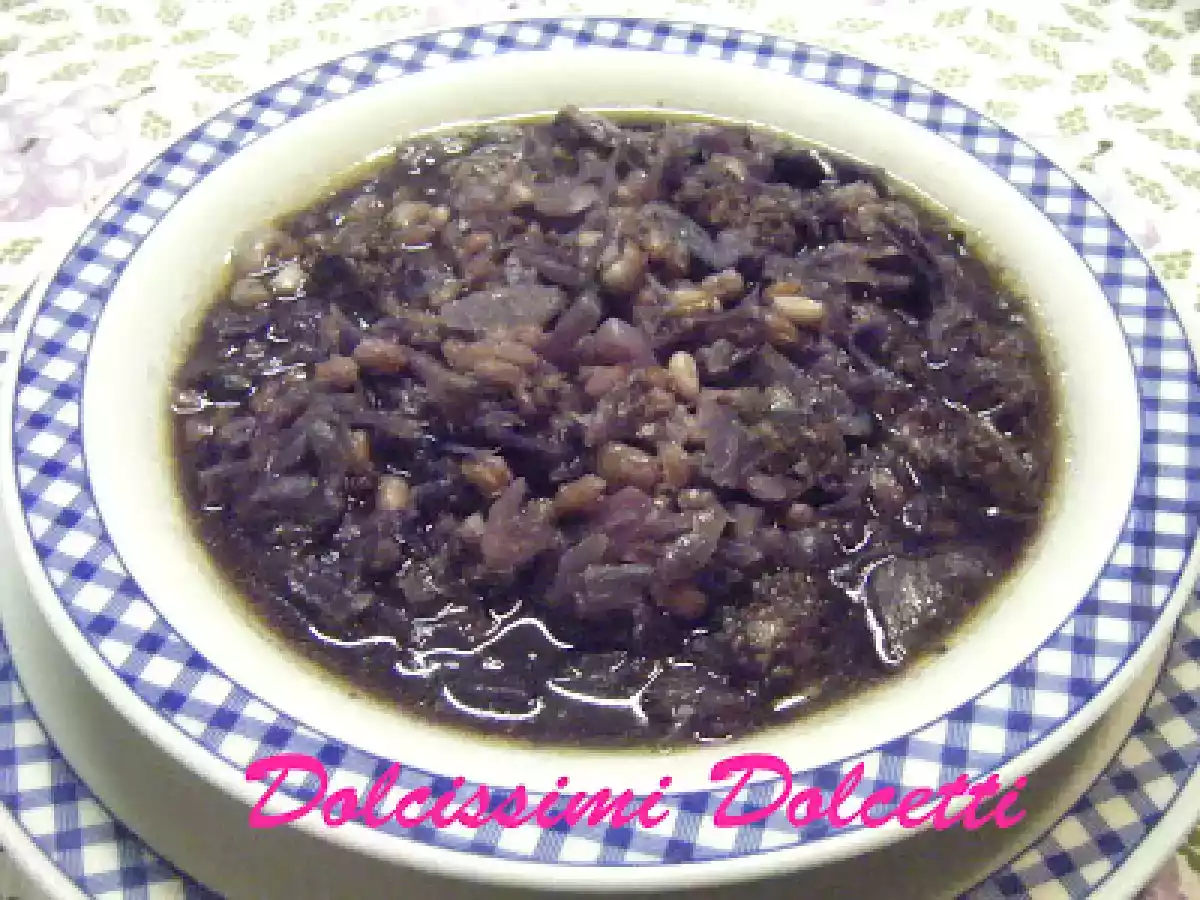 Zuppa di farro con fagioli, verza e salsiccia