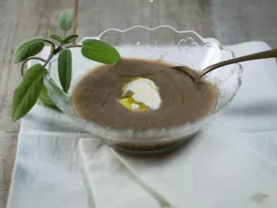 Zuppa di funghi e panna acida profumata al tartufo