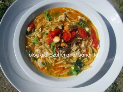 Zuppa di gallinella di mare, con triglia e briciole di pastina di Gragnano e basilico