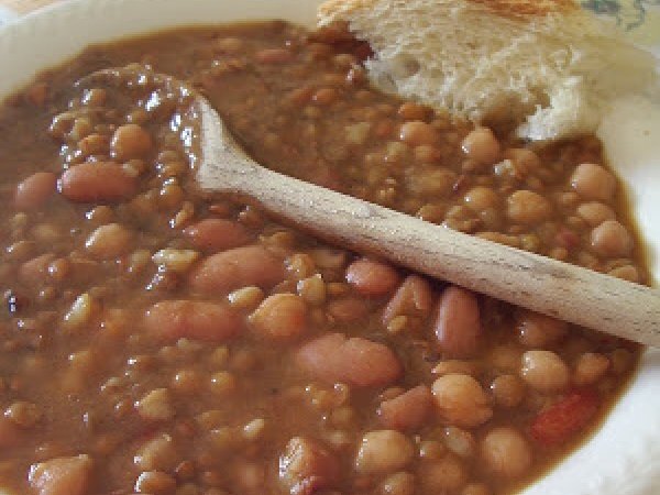 Zuppa di legumi e cereali.