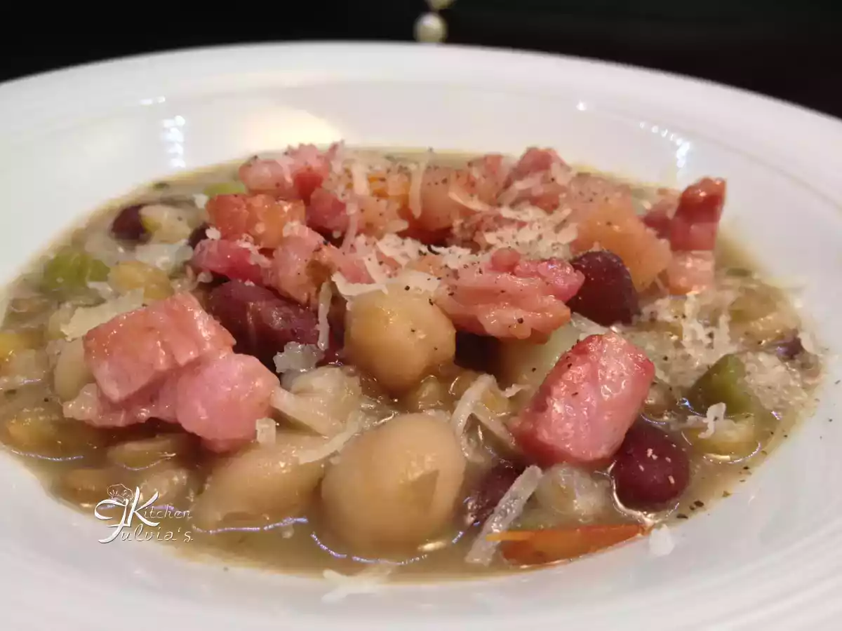 Zuppa di legumi e cereali con coriandoli di pancetta