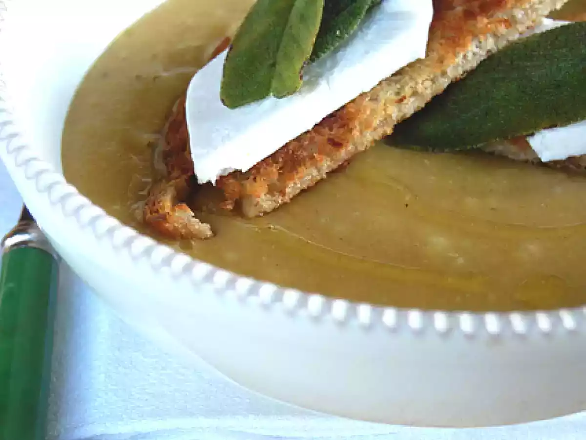 Zuppa di lenticchie rosse con crostini di primo sale e salvia