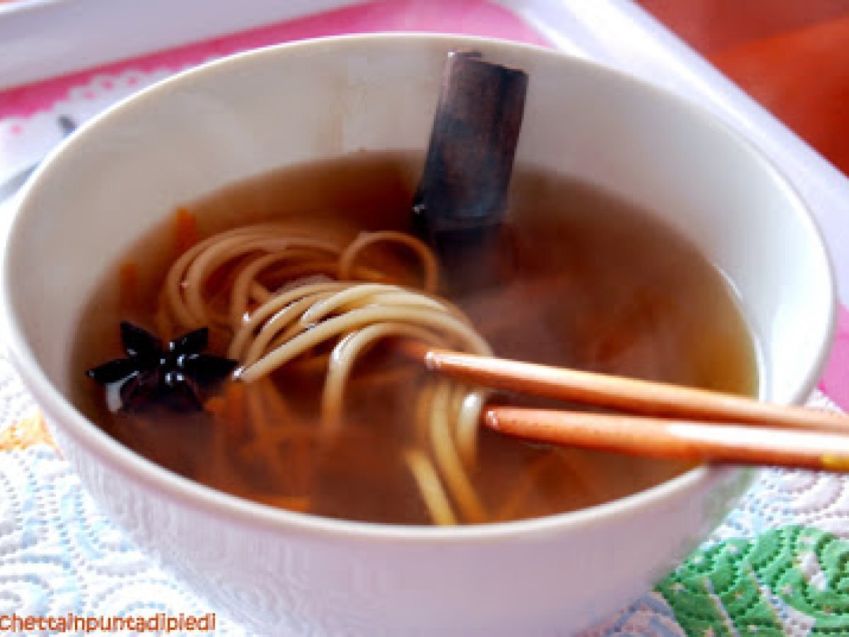 Zuppa di Noodles con Pollo, Anice Stellato, Cannella e Zenzero