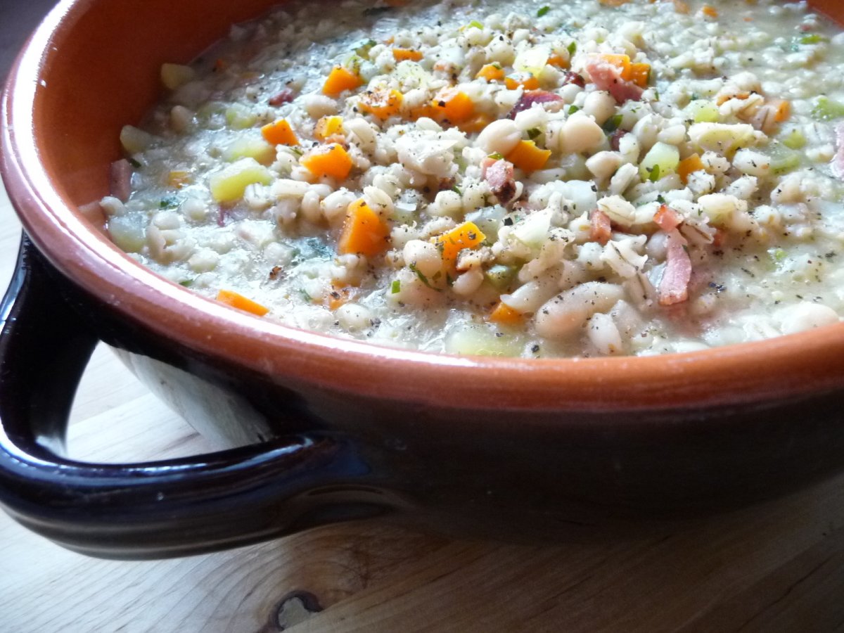 Zuppa di orzo, fagioli e speck