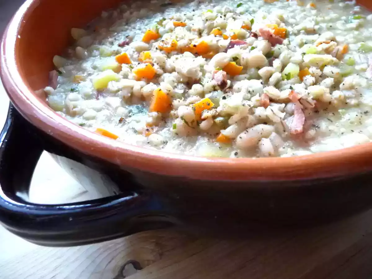 Zuppa di orzo, fagioli e speck