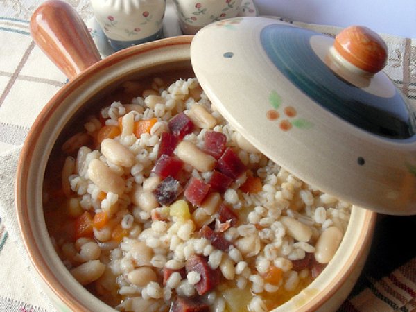 Zuppa di orzo perlato e speck