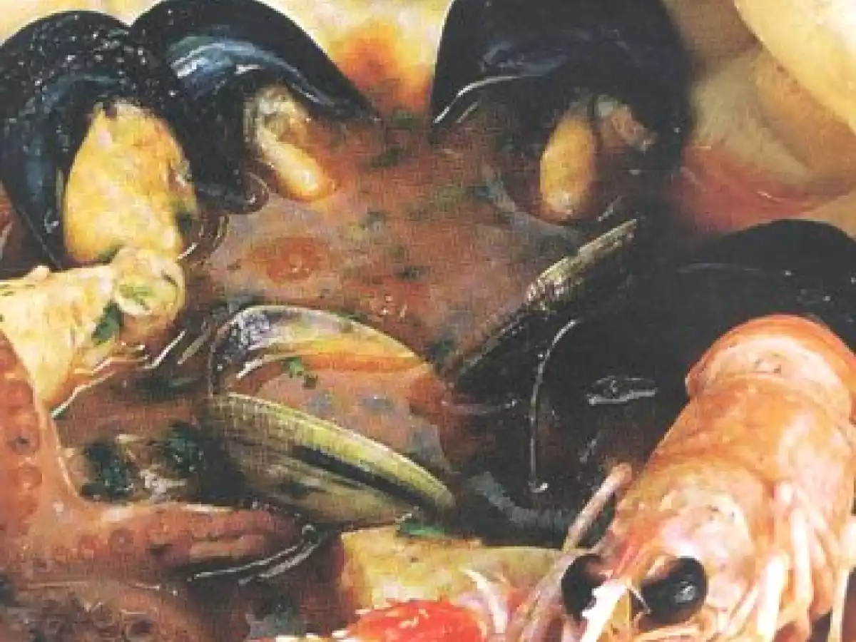 Zuppa di pesce in ciotole di pane