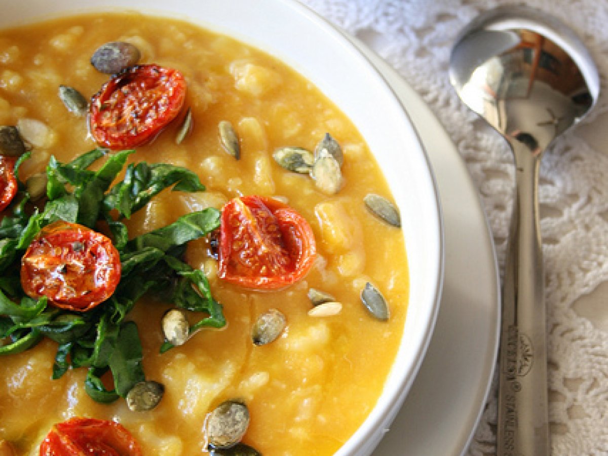 Zuppa di zucca, cavolfiore e pomodorini confit