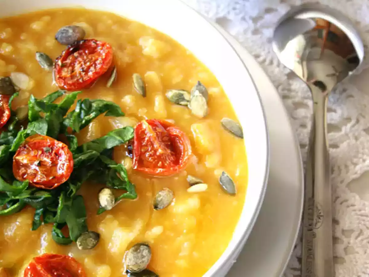 Zuppa di zucca, cavolfiore e pomodorini confit