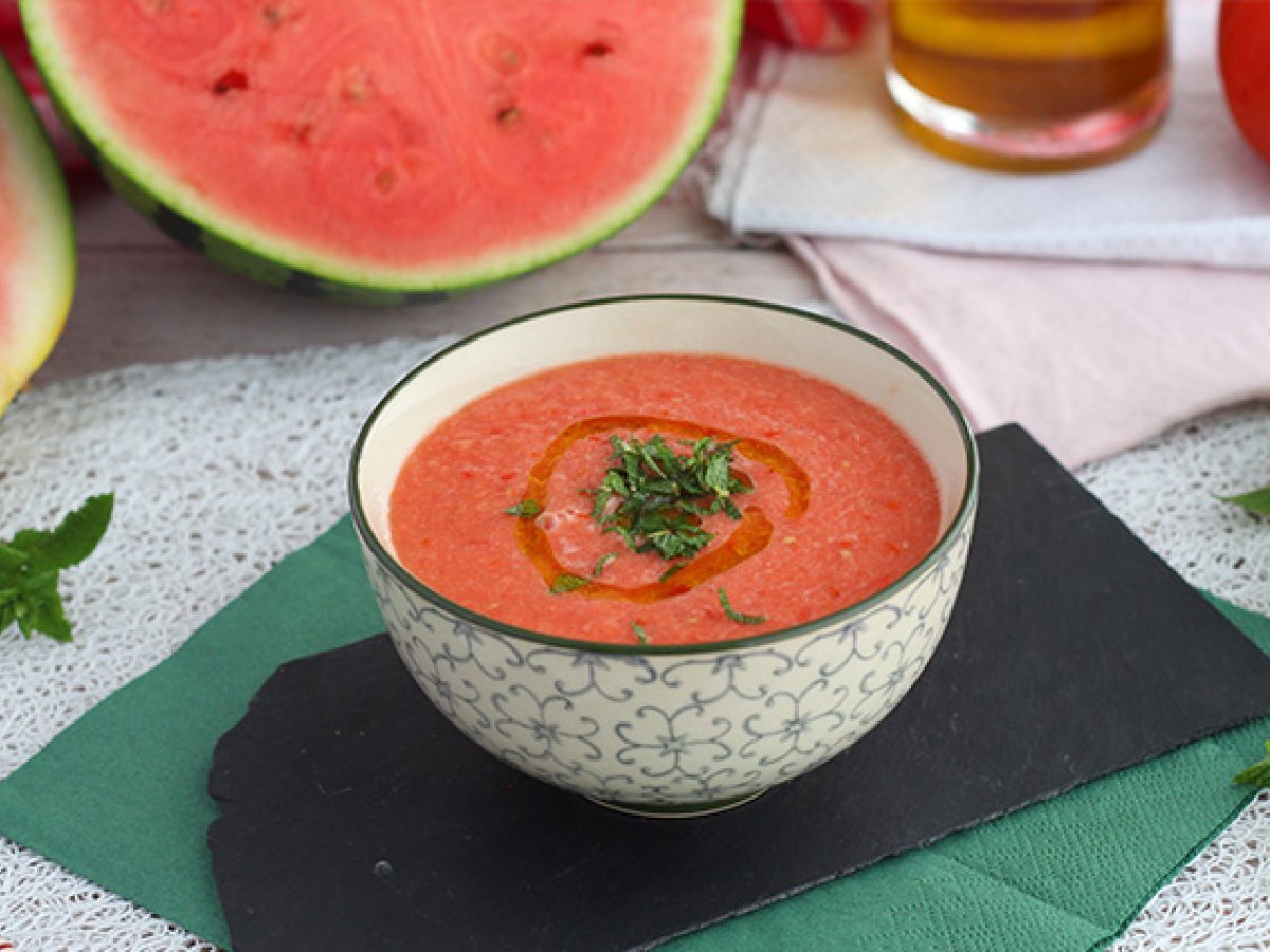 Zuppa fredda con pomodori e anguria