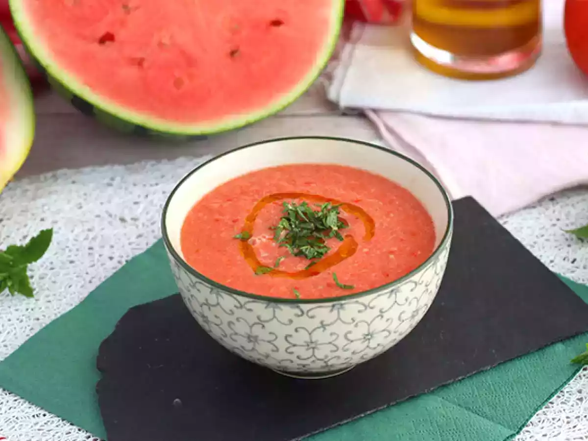 Zuppa fredda con pomodori e anguria
