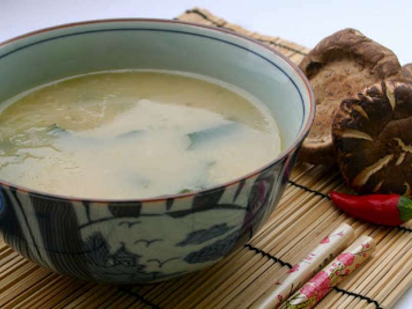 Zuppa piccante di miso, funghi shitake e alga wakame - foto 2