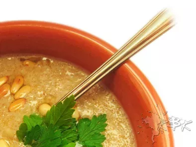 Zuppa speziata all'amaranto con sedano rapa e pinoli