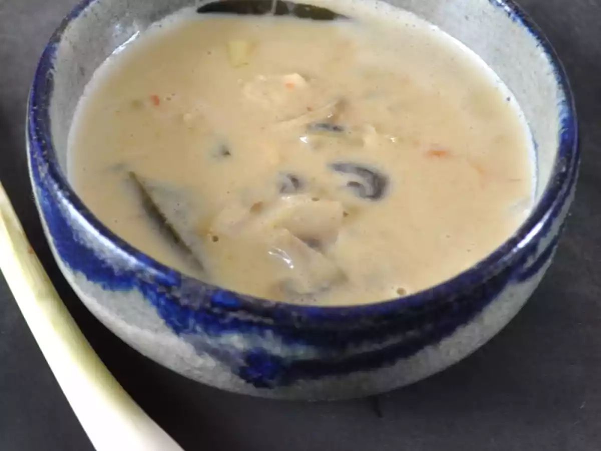 Zuppa Thai di pollo, citronella e funghi