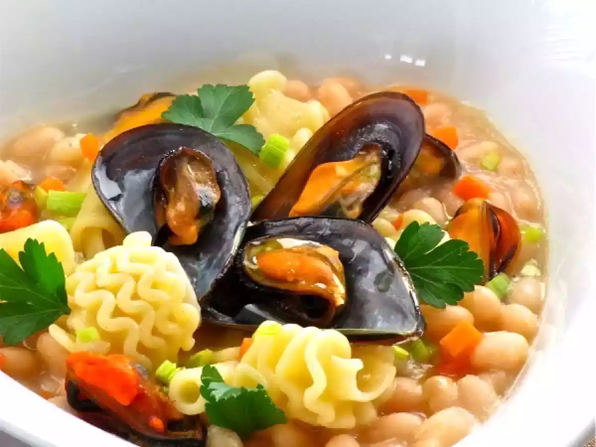 ZUPPETTA DI FAGIOLI DEL PURGATORIO CON PASTA MISTA E COZZE