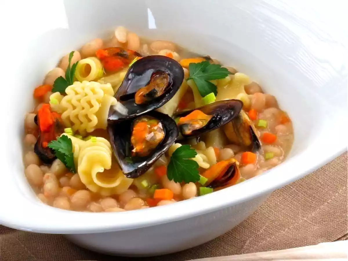 ZUPPETTA DI FAGIOLI DEL PURGATORIO CON PASTA MISTA E COZZE - foto 2