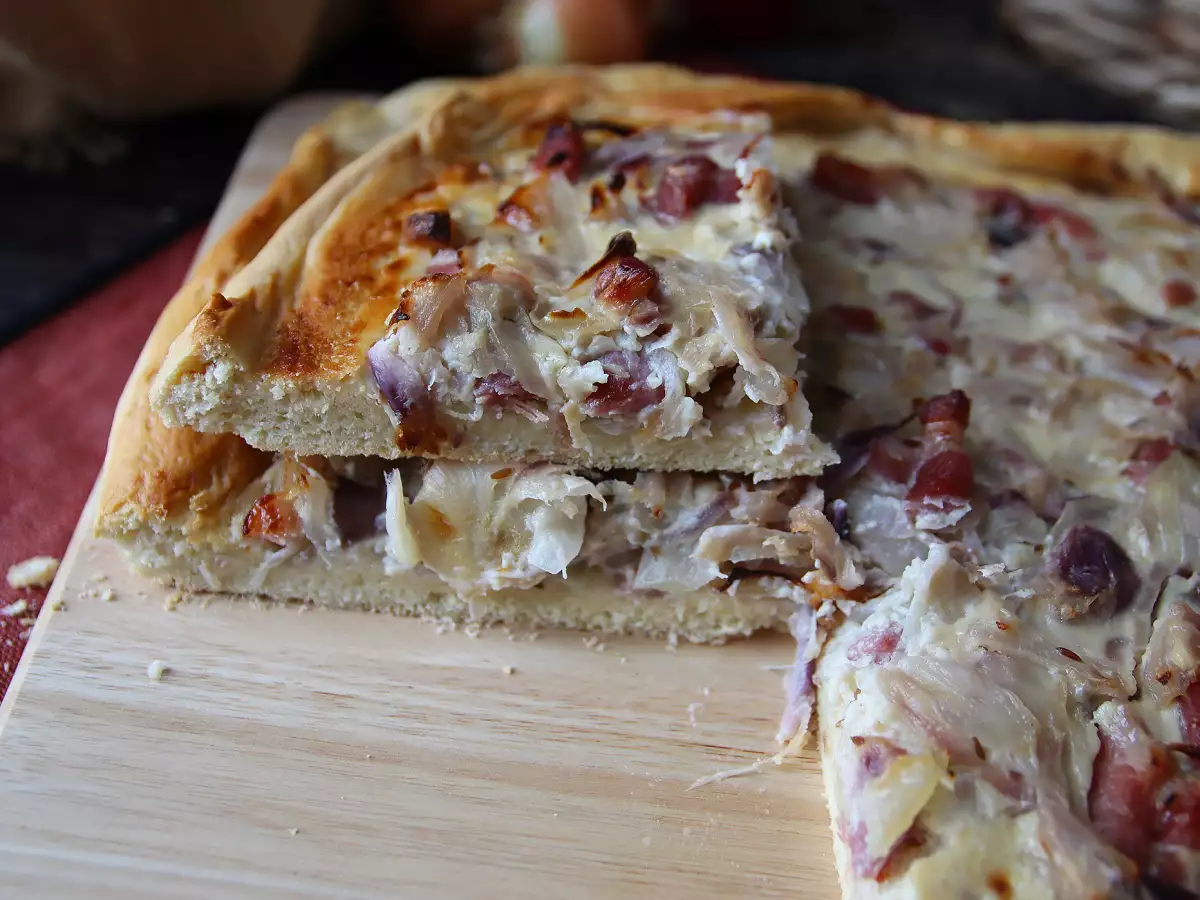 Zwiebelkuchen: la torta salata tedesca con cipolle morbide e pancetta a cubetti - foto 3