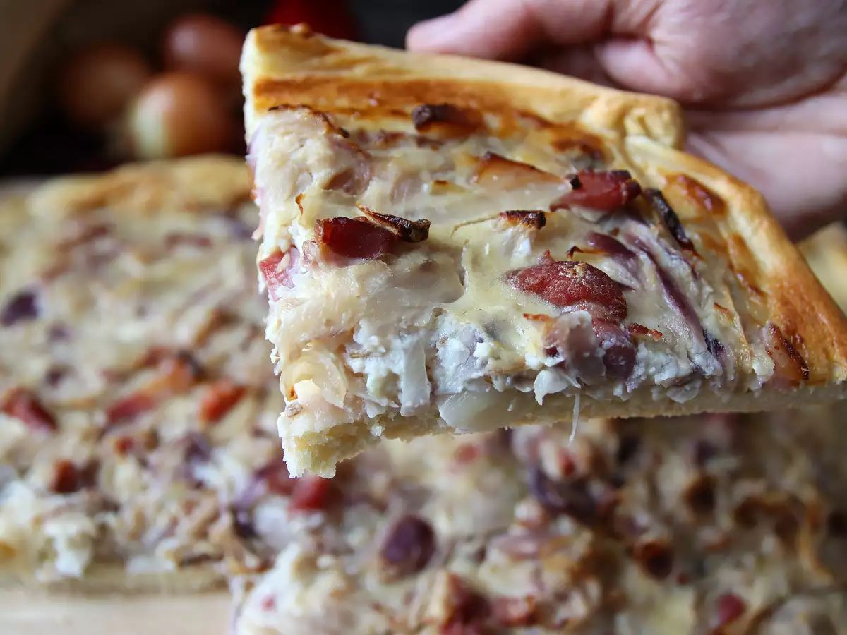 Zwiebelkuchen: la torta salata tedesca con cipolle morbide e pancetta a cubetti - foto 4