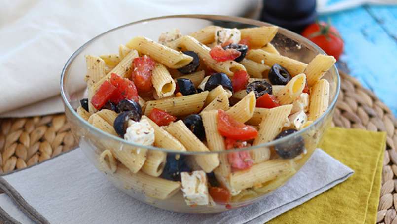 Insalata di pasta con feta, olive nere e pomodori
